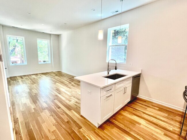 Foto del edificio - 822 N Winchester Ave