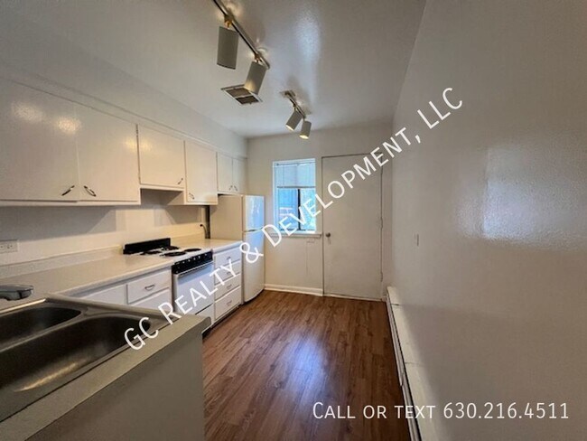 Building Photo - ***DOWNERS GROVE LOCATION / 1 BDRM - 1 BTH...