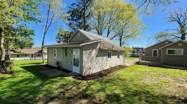 Building Photo - 830 Woodville Rd