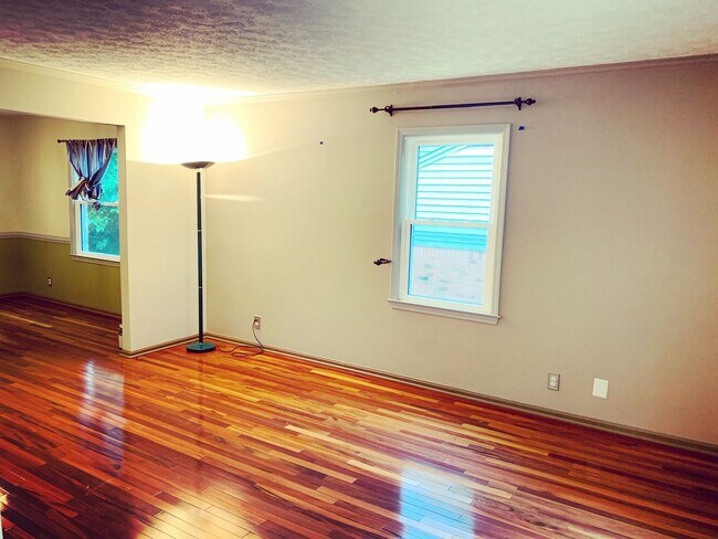 Building Photo - Charming Brick Ranch with Modern Updates in Bluegrass Fields