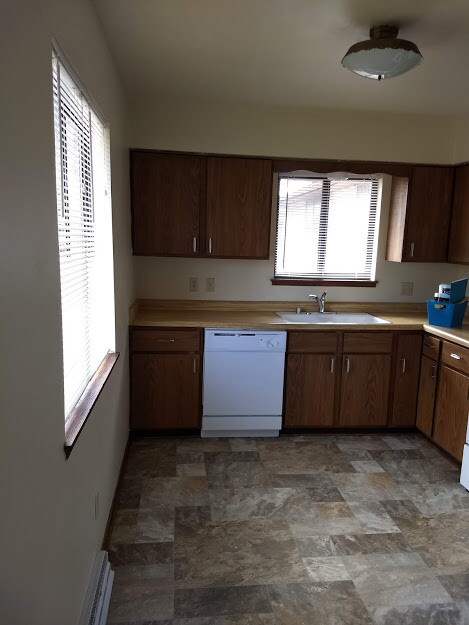 Kitchen - 927 S 76th St