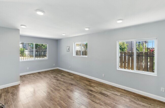 Building Photo - 5821 E 17th St