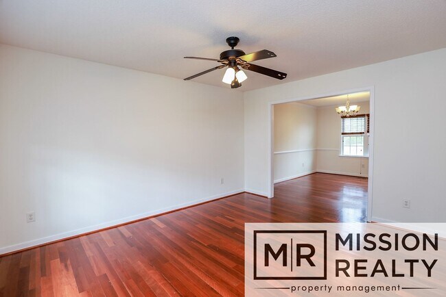 Foto del edificio - -- ACT FAST!  4 BED 2.5 BATH HOME IN LOVEL...