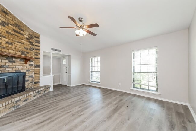 Building Photo - 8806 Linda Vista Dr