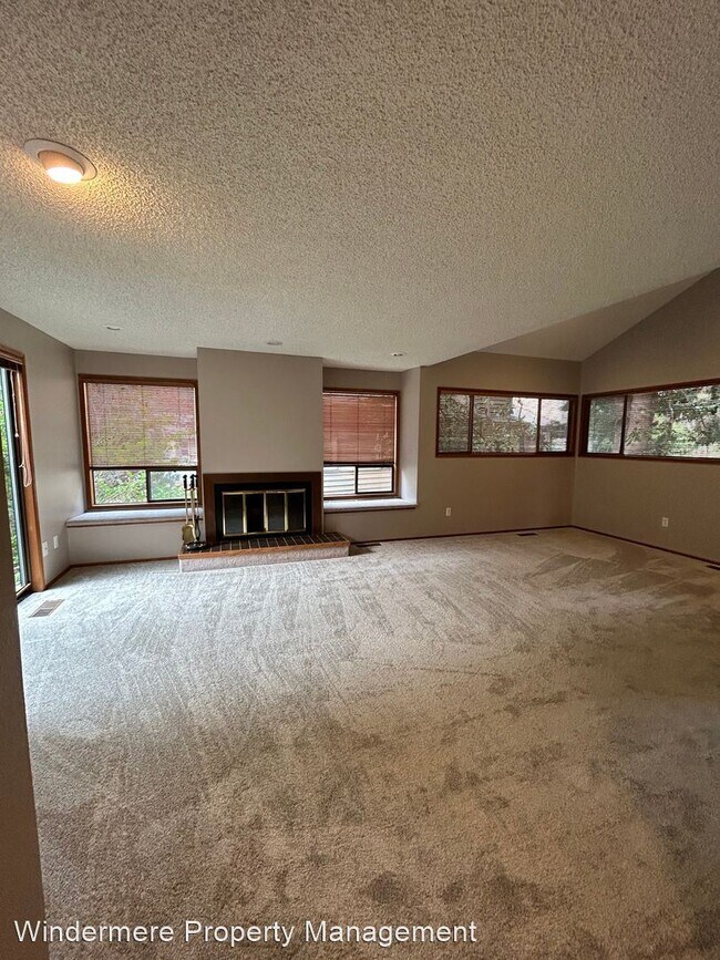 Building Photo - 2 br, 2.5 bath House - 2196 E. Birch St