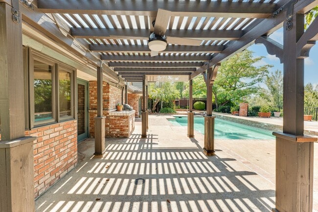 Building Photo - Perfect Entertaining Family Home with Larg...