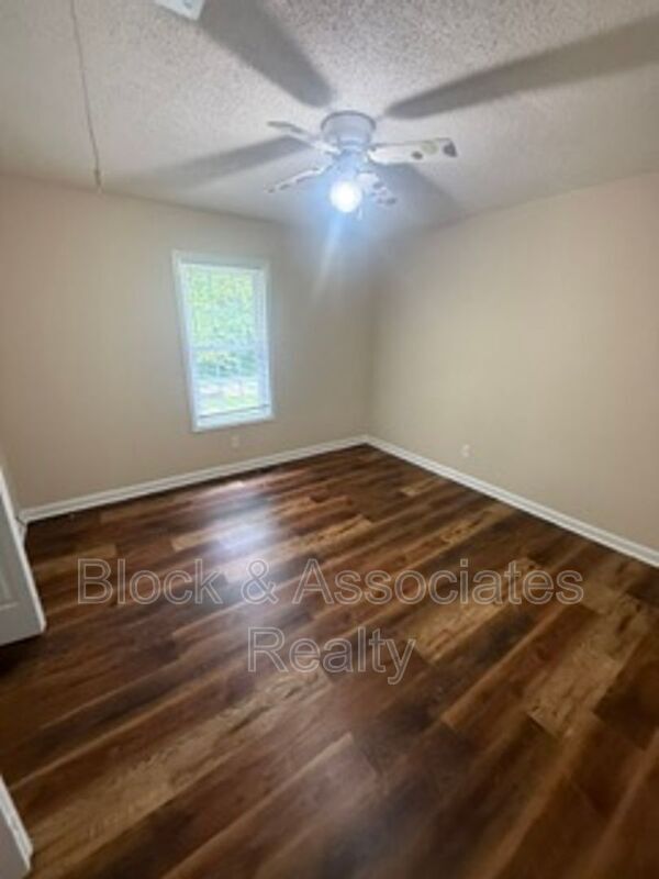 Foto del edificio - 724 Breeze Hill Rd