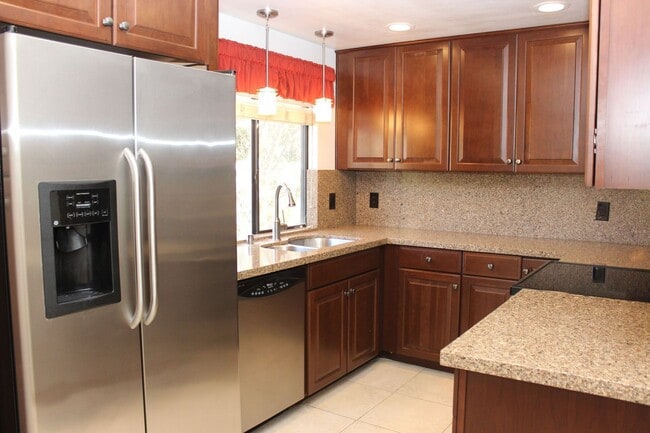 Building Photo - SPACIOUS 2B/2BA CONDO IN BANKERS HILL WITH...
