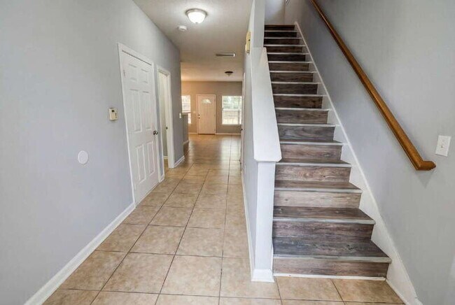 Foto del edificio - 385 Brookview Dr