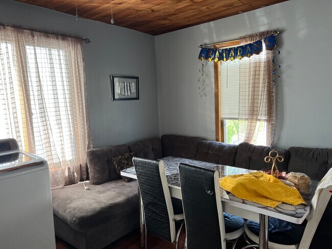 Foto del edificio - 2358 E 23rd St