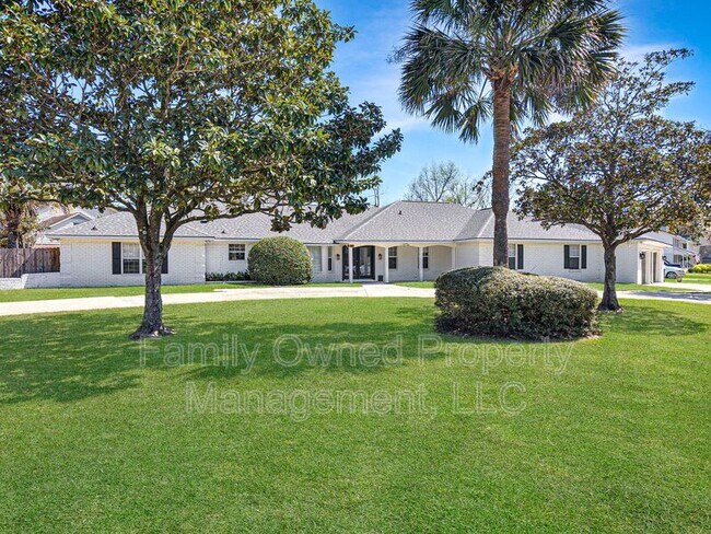 Building Photo - 23 Shadowmoss Pkwy