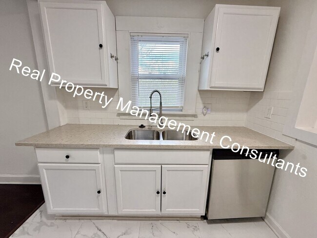 Building Photo - Spacious 4 Bedroom, 2 Bath Home with Outbu...