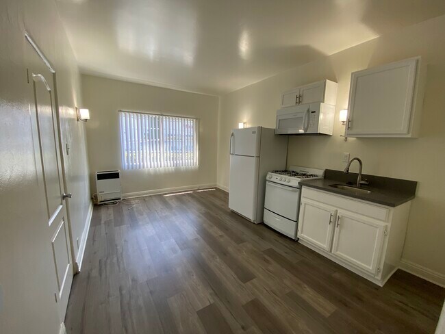 Building Photo - 654 S Dunsmuir Ave Los Angeles, CA 90036