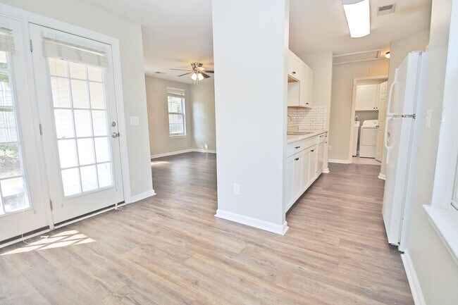 Foto del edificio - Available for Move-In July 20th ! 3 Bedroo...