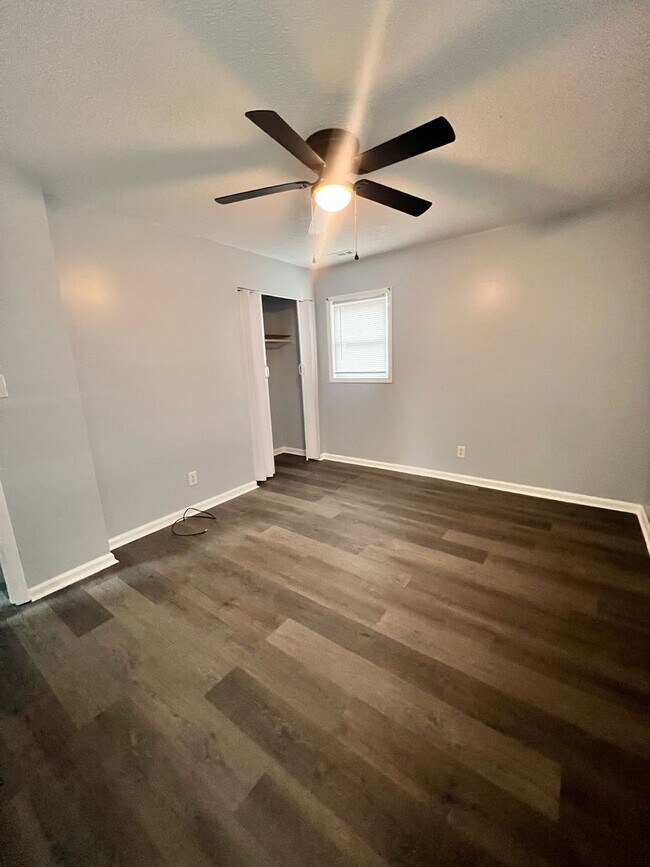 Foto del edificio - Charming Single-Family Home with Fenced in Backyard!