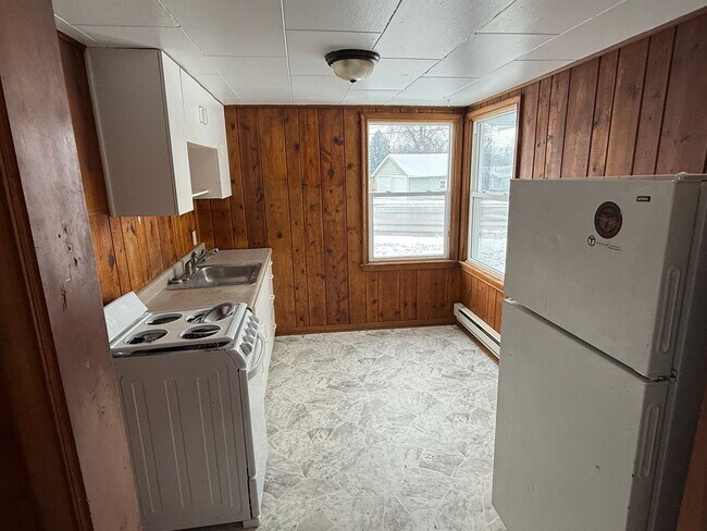 Building Photo - Studio House close to Canyon Lake.