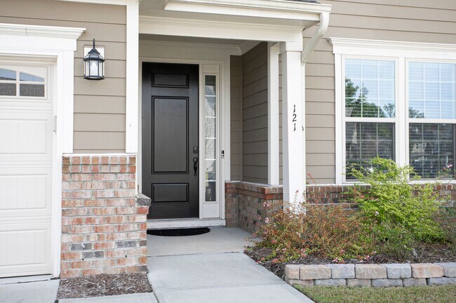Building Photo - **Applications Pending** Gorgeous, Well Ma...