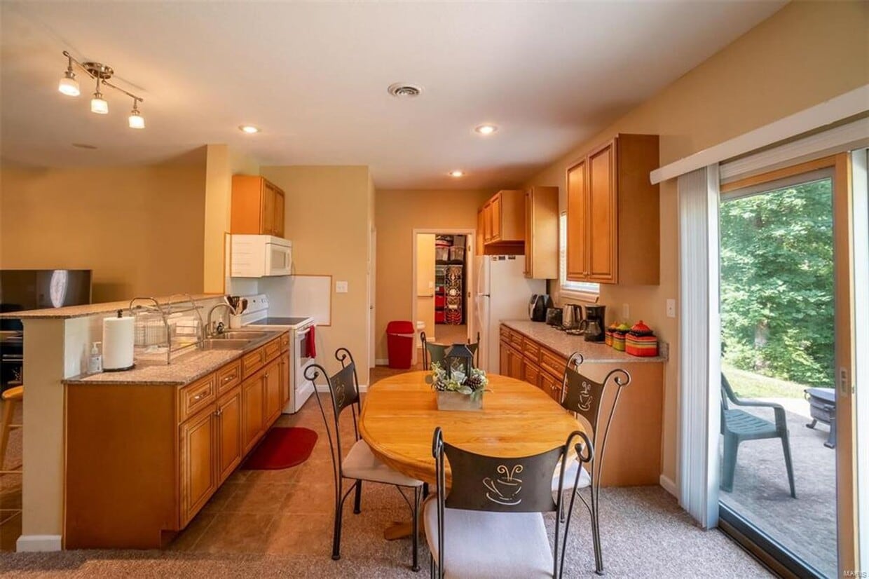 Building Photo - 2 bedroom, 1.5 bath duplex