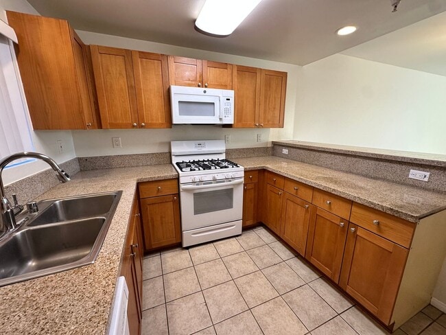 Building Photo - Immediate Move In: Spacious 3bed2bath condo Adjacent to Warner Center/Woodland Hills! Minutes to ...