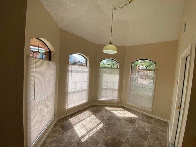 Building Photo - 9906 Autumn Valley