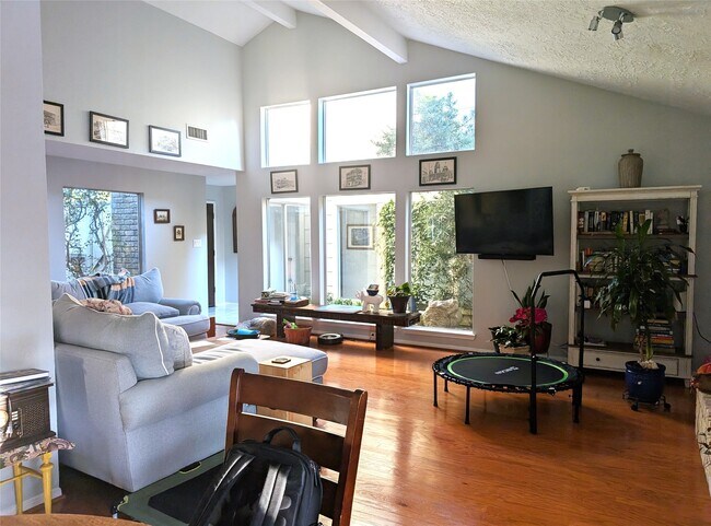 Foto del edificio - 1310 S Kirkwood Rd