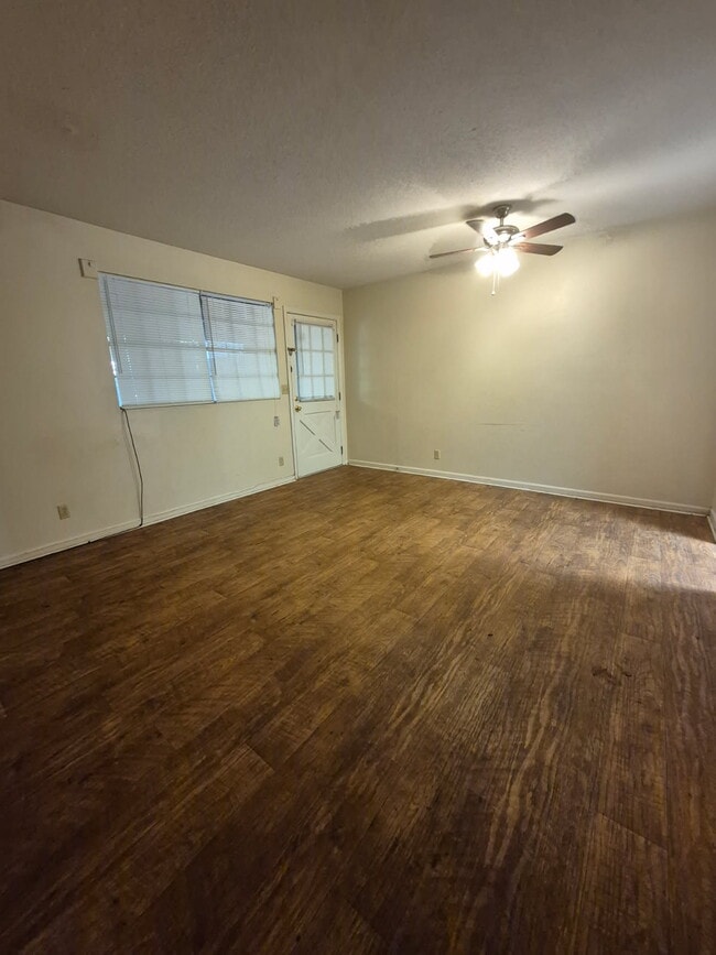 Building Photo - 108 Country Club Dr