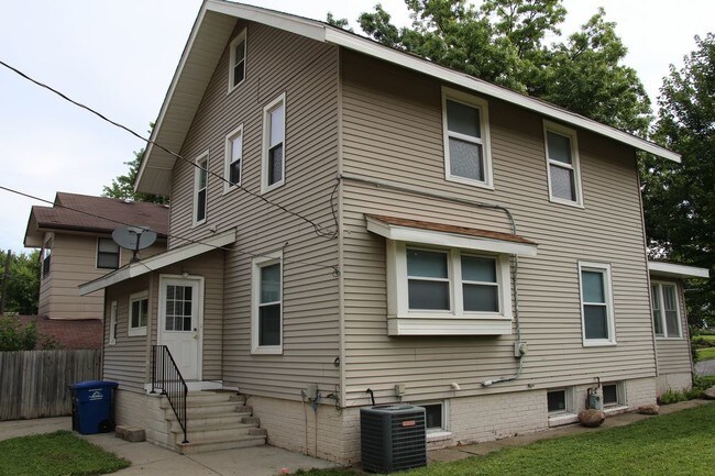 Building Photo - 944 31st St