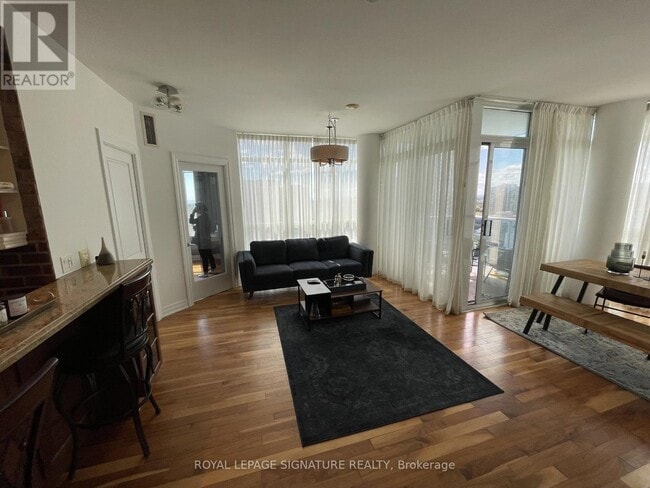 Photo du bâtiment - 90 Absolute Ave