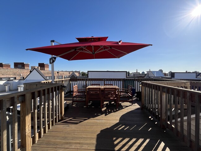 Roof deck includes outdoor dining set, large umbrella, grill - 4647 S Lake Park Ave