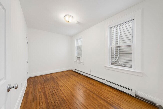 Building Photo - 152 Bentley Ave