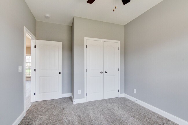 Foto del edificio - 4 or 5 bedroom HUGE open concept.