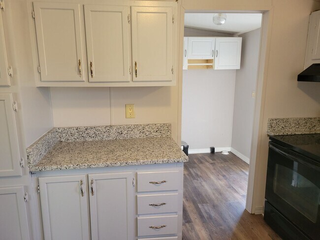 Foto del edificio - Charming and Peaceful Private Home with Granite Countertops & Wooded Views