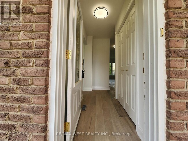 Building Photo - 2401 Hemlock Ct