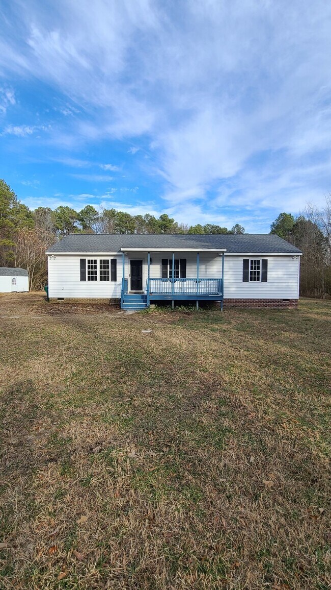 Building Photo - Charming 3 Bedroom Home with 2 Full Baths ...