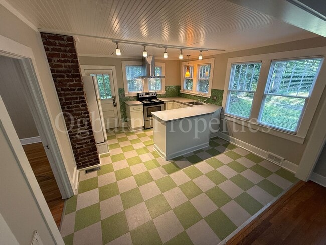 Building Photo - 125 Woodbriar Rd