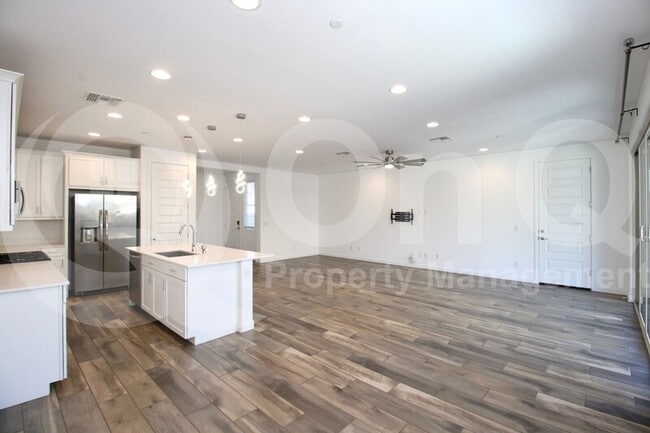 Building Photo - 669 S Avocet St