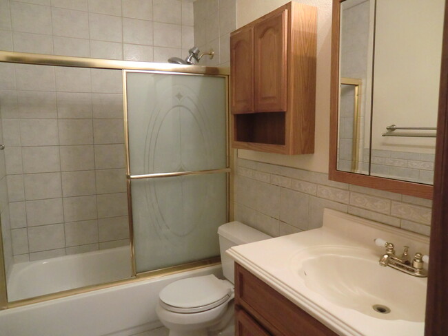 upstairs bath - 2863 S Xanadu Way