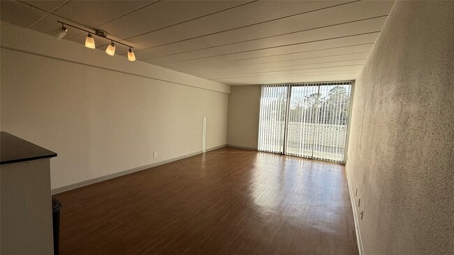 Building Photo - 5400 Memorial Dr