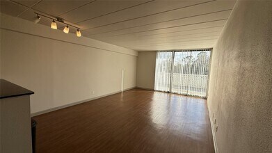 Building Photo - 5400 Memorial Dr