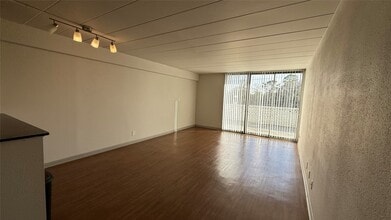 Building Photo - 5400 Memorial Dr