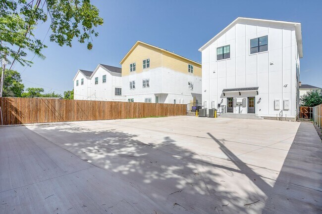 Foto del edificio - 2333 Benbrook Blvd