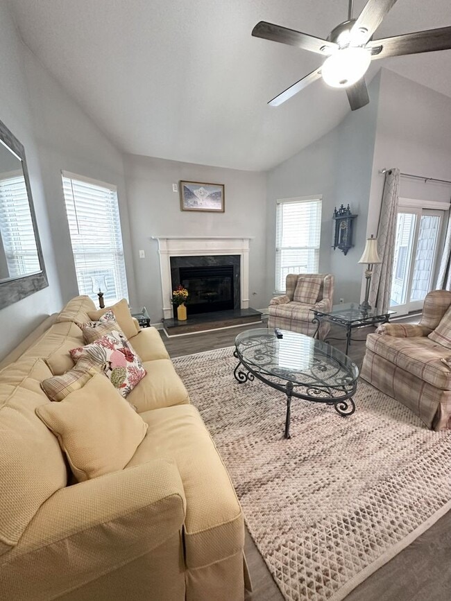 Building Photo - Spacious 4-Bedroom Beachside Condo in Gate...