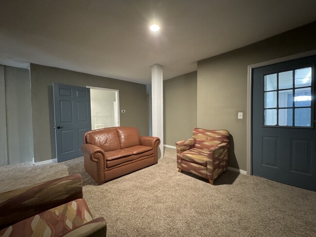 Building Photo - 1127 Merriam Ln