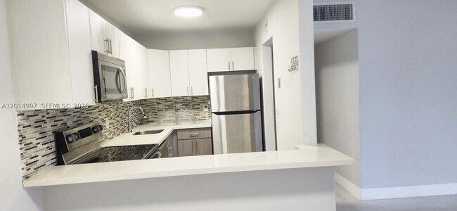 Foto del edificio - 7823 Miller Dr