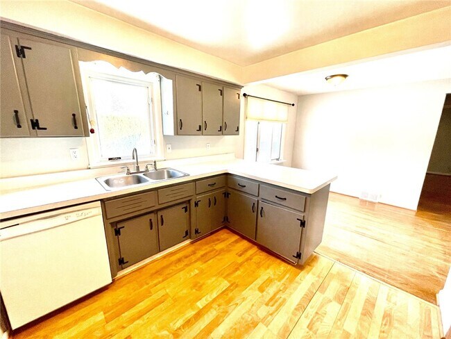 Building Photo - 129 Roselawn Crescent