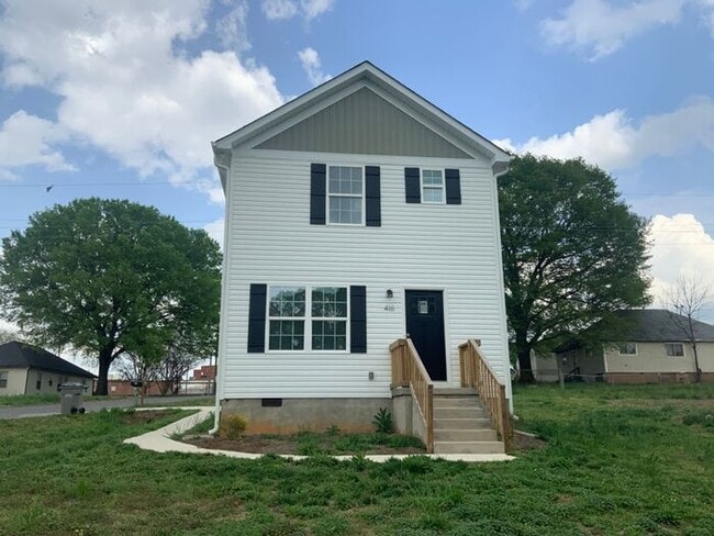 Building Photo - 418 N Pear St