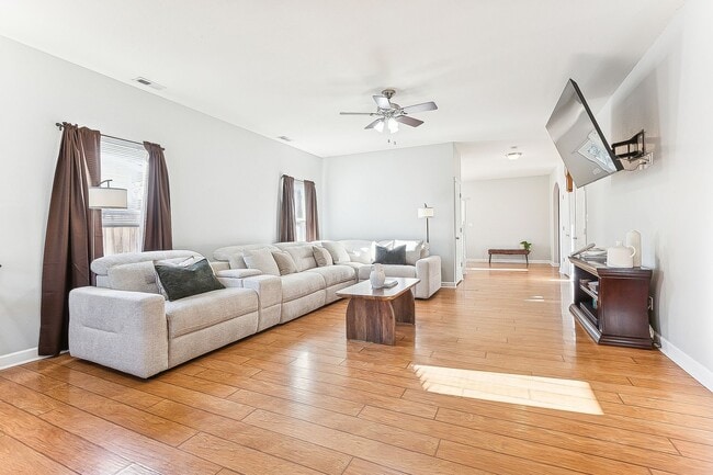 Building Photo - Stunning home in Norfolk!