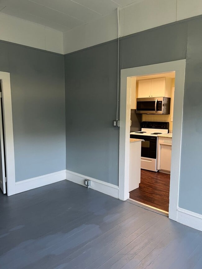 Building Photo - Cute and clean 2 Bedroom 1 Bathroom home in the heart of Roseburg.