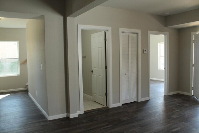 Building Photo - Modern Elegance Meets Comfort – Fully Remo...