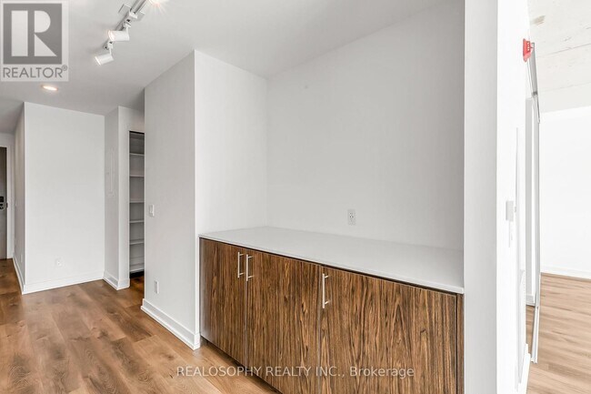 Building Photo - 115 Larchmount Ave